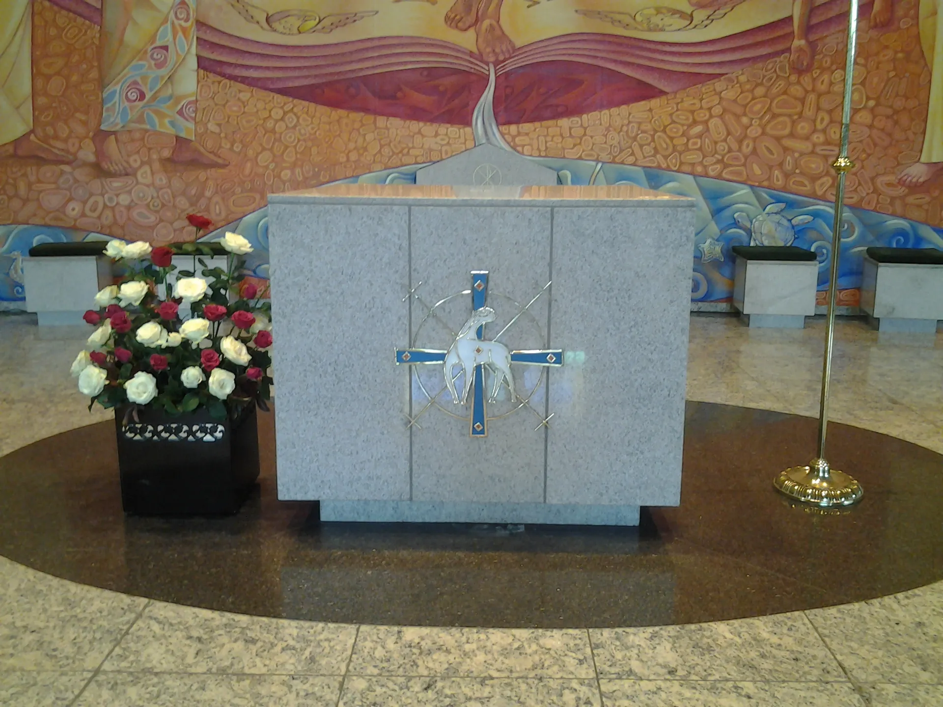 Altar de granito com aplique do Cordeiro de Deus sobre cruz azul