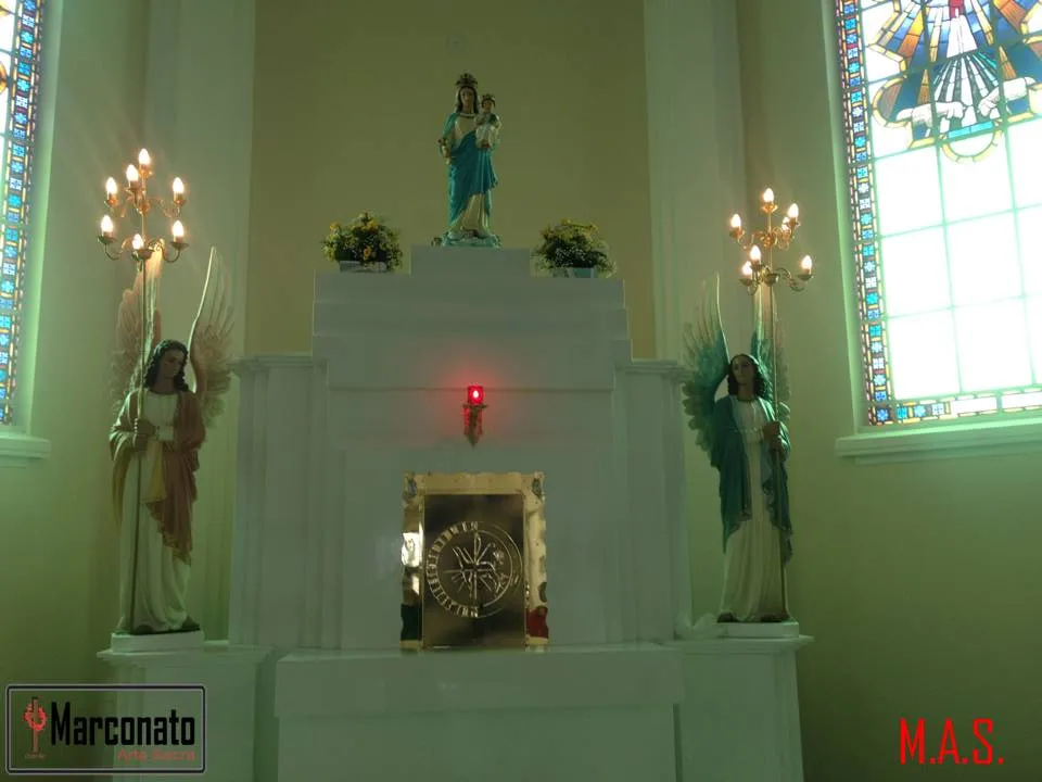 Capela do Santíssimo com sacrário embutido, anjos laterais e vitrais