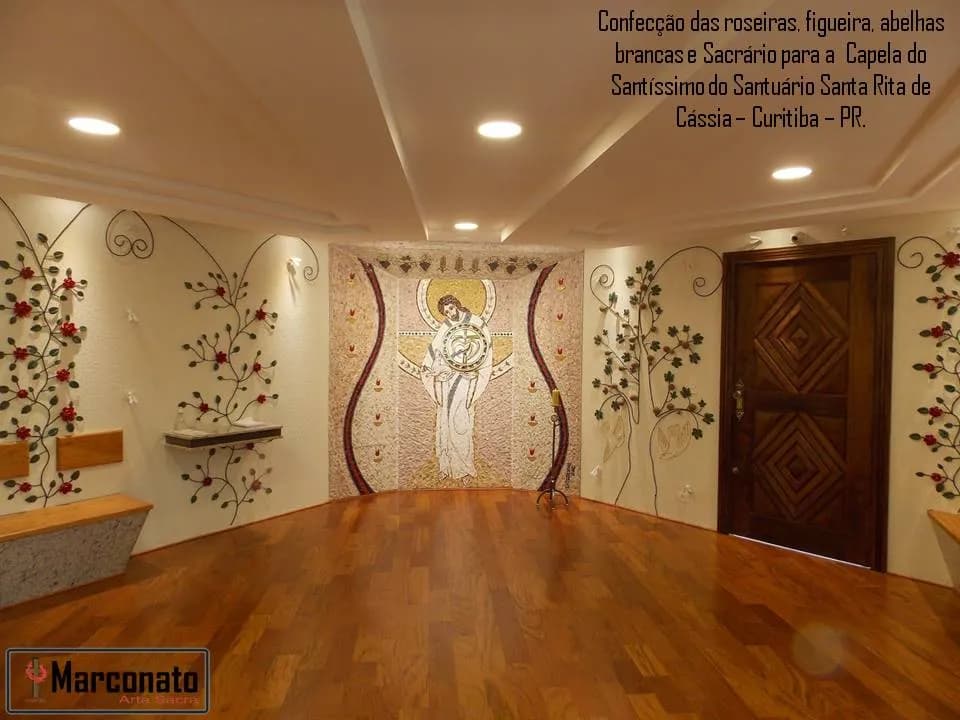 Capela do Santíssimo do Santuário Santa Rita de Cássia, em Curitiba, com roseiras, figueira e abelhas em metal nas paredes