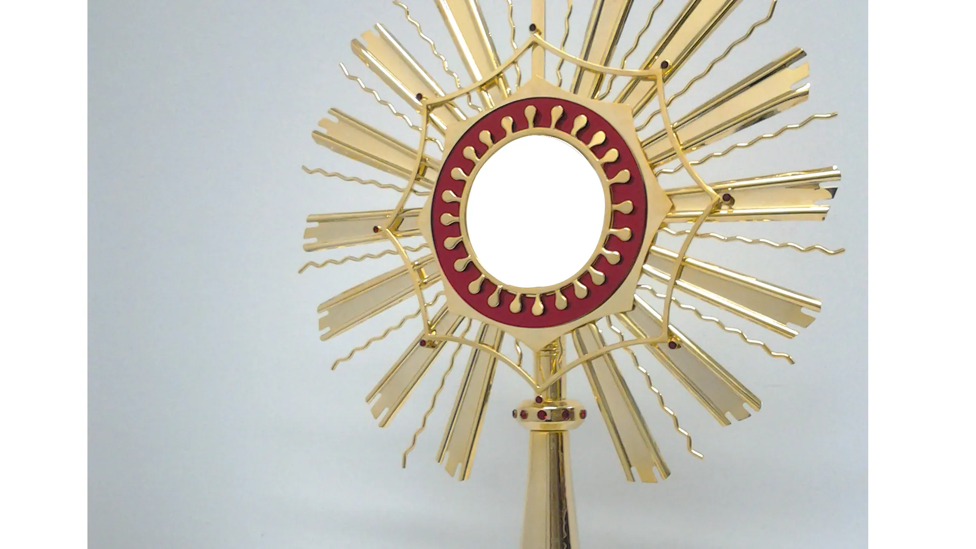 Ostensório dourado com raios ao redor do luneta