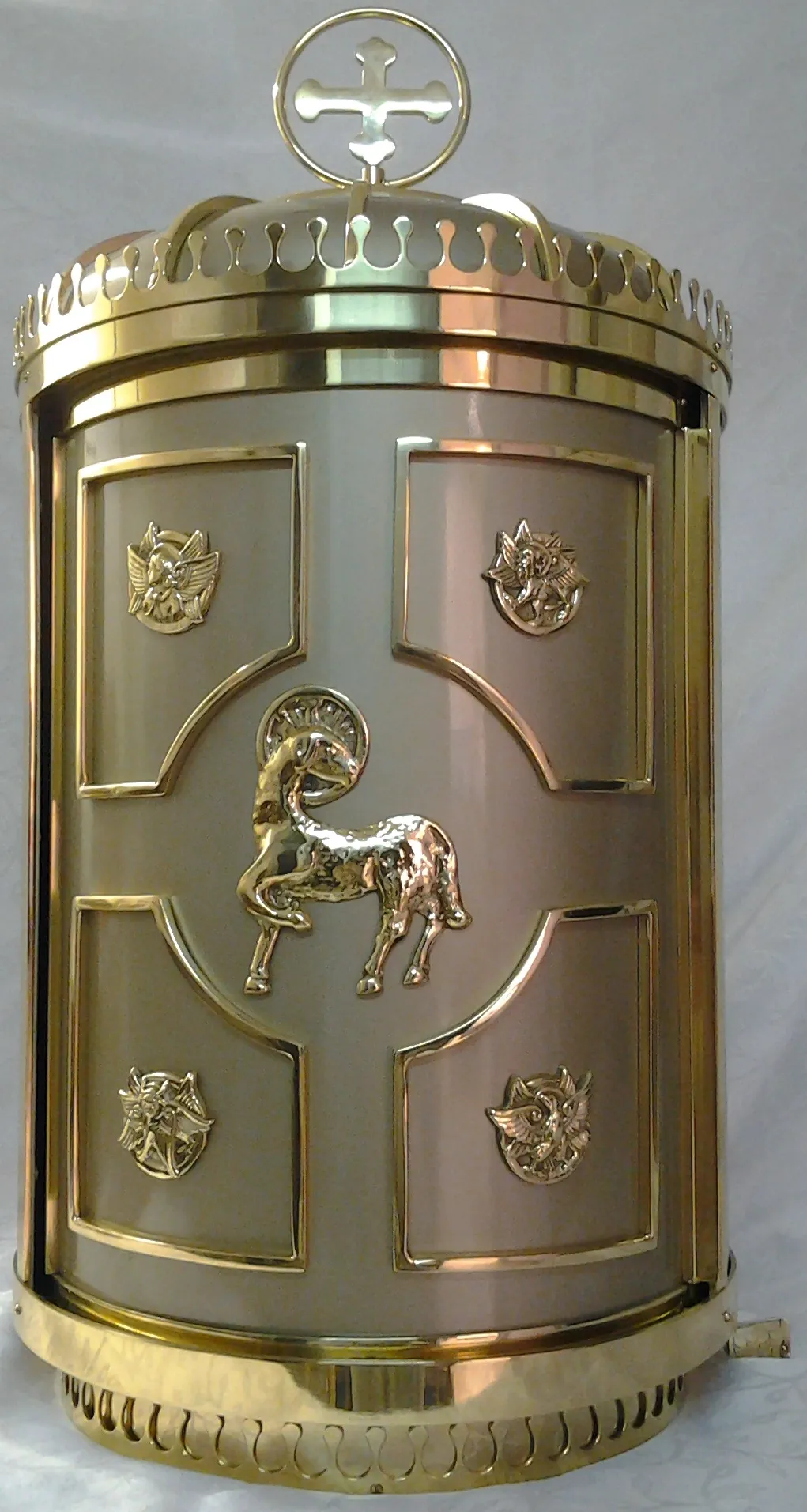 Sacrário CR 801 giratório em latão dourado, com porta trabalhada