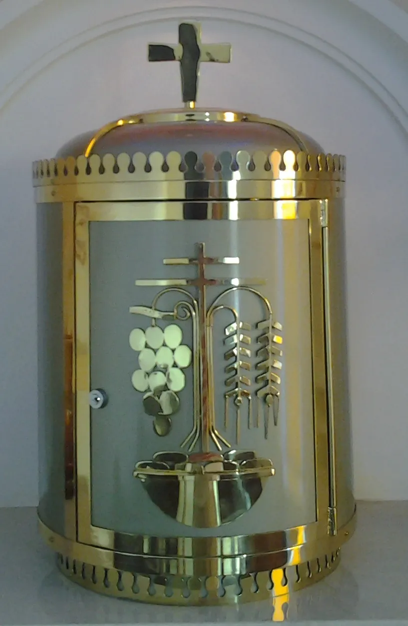 Sacrário CR 801 na versão fixa, em latão dourado