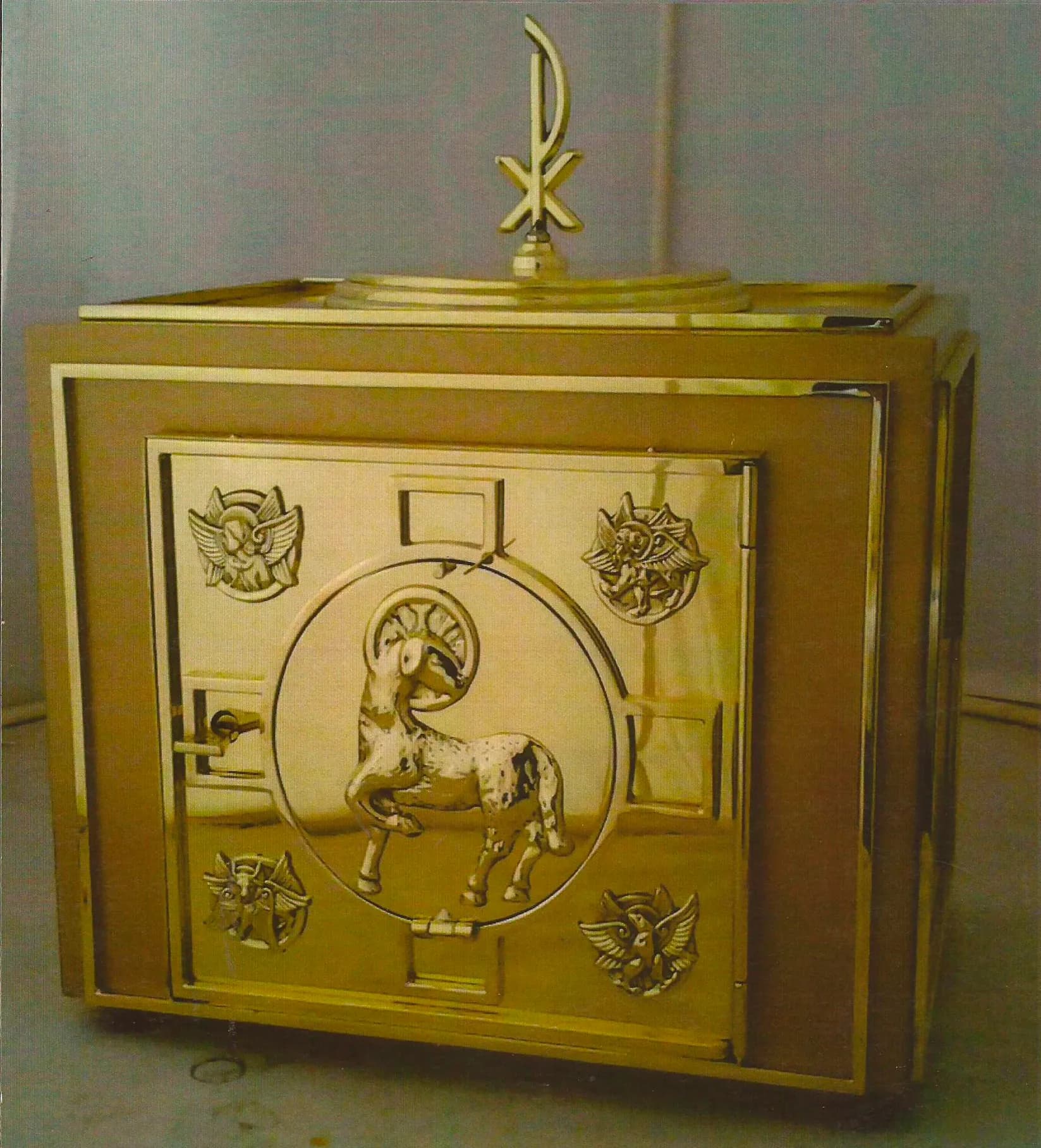 Sacrário CR 8EX de embutir, com portas em latão dourado